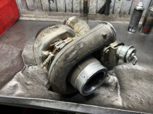 Переборка турбины DAF 105 по пробегу. Плановое обслуживание, которое спасает двигатель